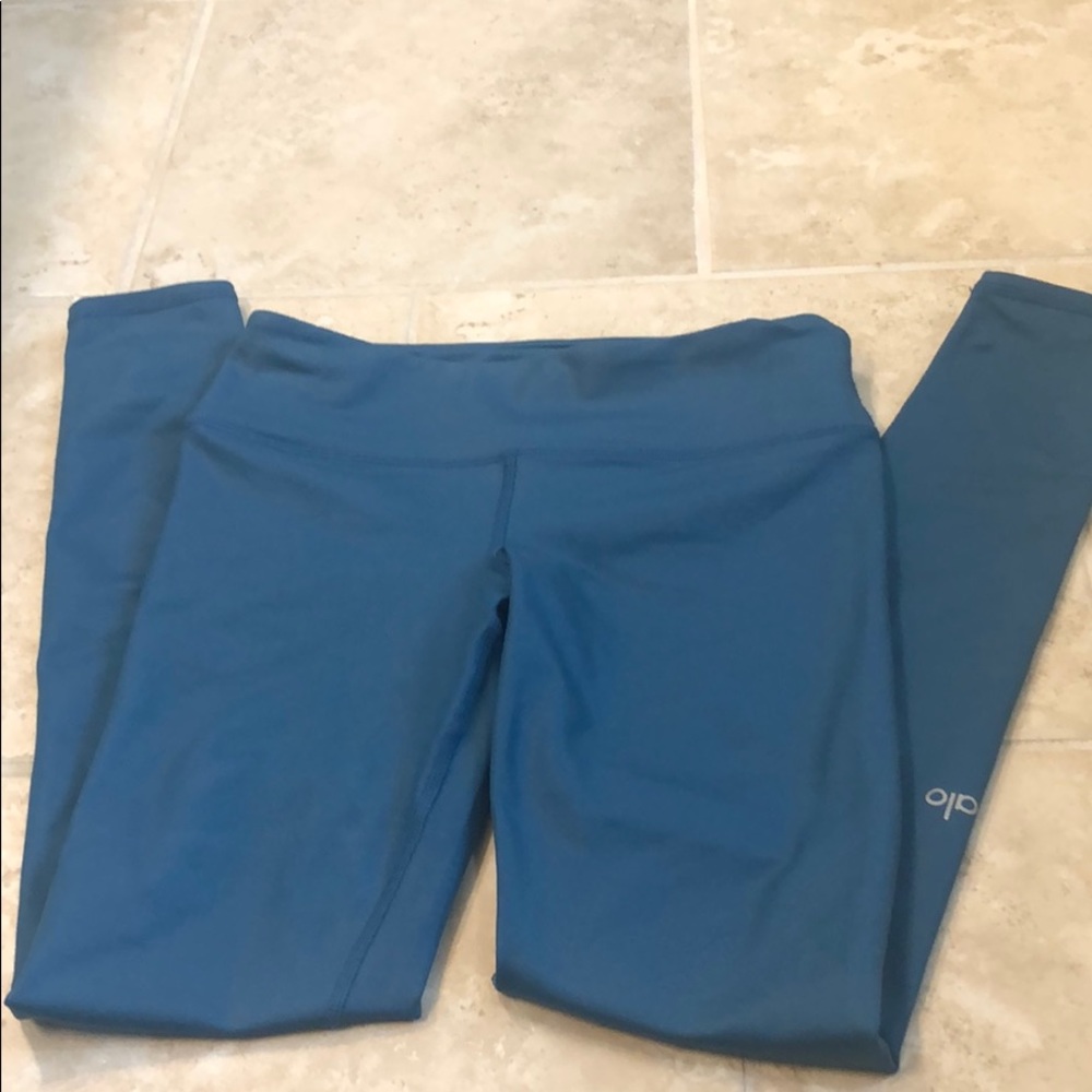 Alo yoga workout leggings.